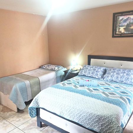 Residencial Moroni - Alojamiento En Cochabamba Bed & Breakfast ภายนอก รูปภาพ