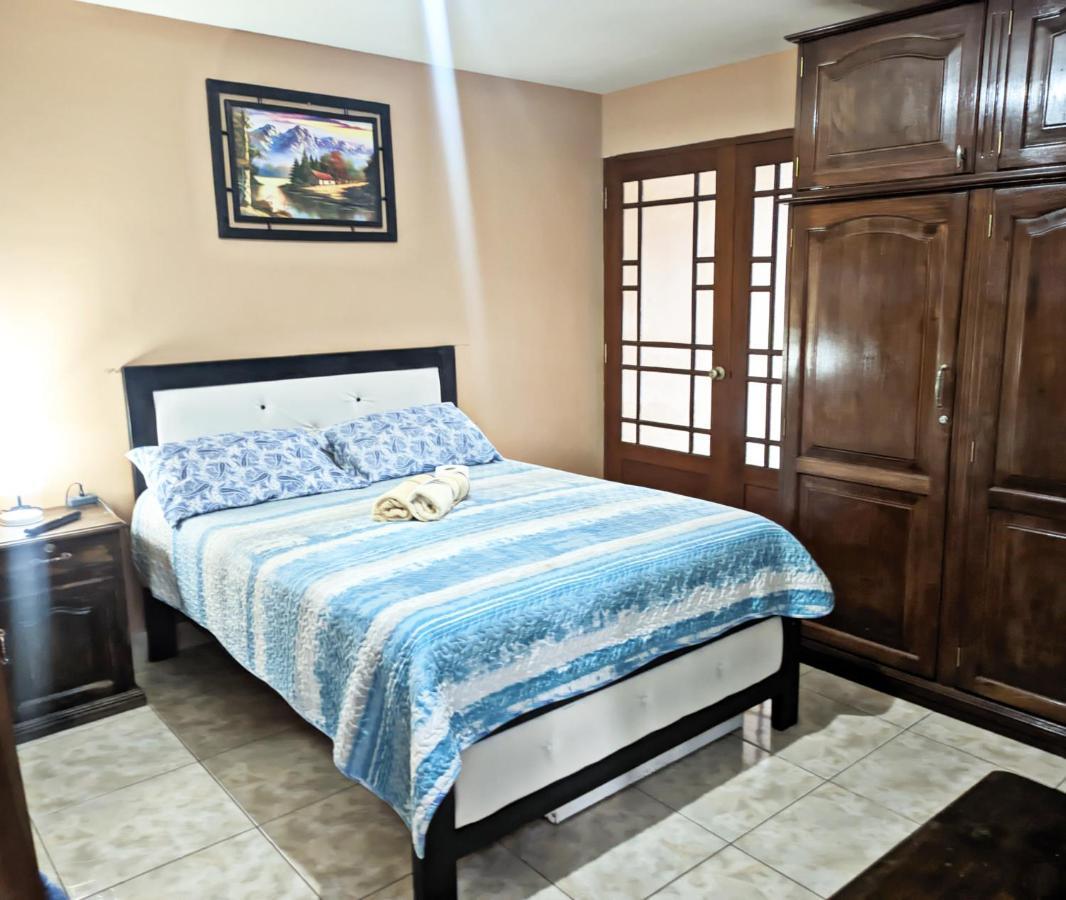 Residencial Moroni - Alojamiento En Cochabamba Bed & Breakfast ภายนอก รูปภาพ